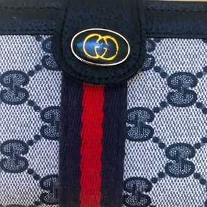 Vintage Gucci wallet snap pocket interior has checkbook six credit card slots